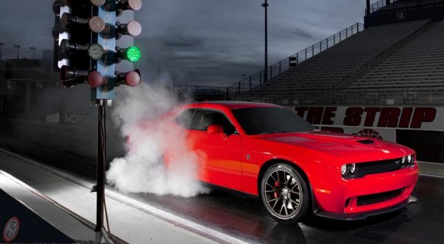 Dodge Challenger SRT Hellcat. 3.6 saniyede 100 km / s hıza Hızlanma.