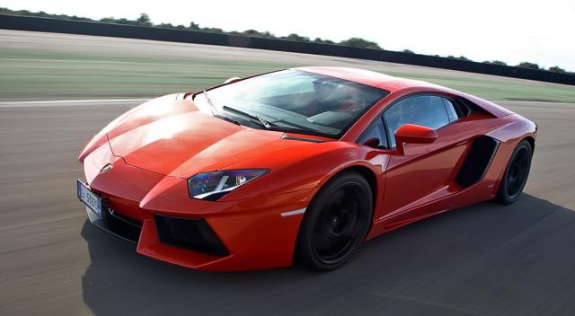 Lamborghini Aventador LP 700-4. 3,0 saniyede 100 km / s hıza Hızlanma.