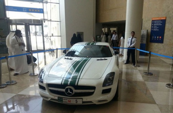 BAE Mercedes Benz SLS AMG: $ 200,000